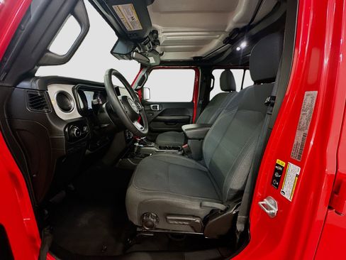 Used 2025 Jeep Wrangler Sahara image 13