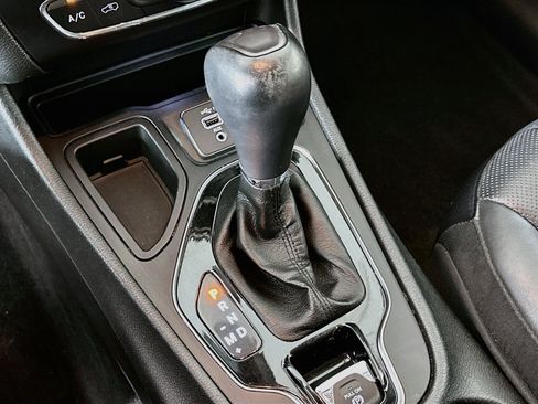 Used 2019 Jeep Cherokee Limited w/ Luxury Group FWD image 24