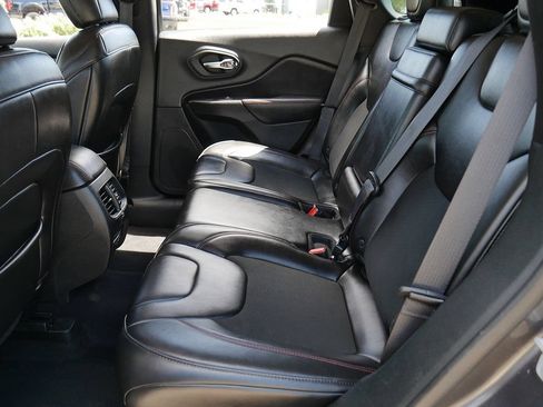 Used 2019 Jeep Cherokee Trailhawk w/ Comfort/Convenience Group AWD/4WD image 16