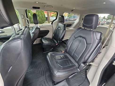Used 2022 Chrysler Pacifica Touring-L image 19