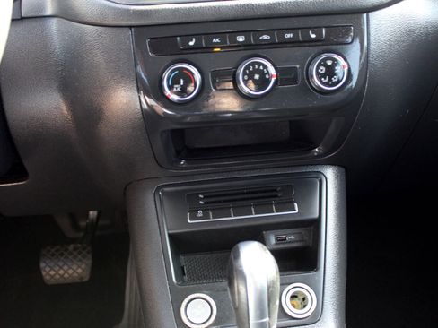 Used 2016 Volkswagen Tiguan S image 16