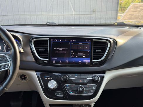 Used 2021 Chrysler Pacifica Touring-L FWD image 17