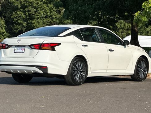 Used 2025 Nissan Altima 2.5 SV FWD image 2