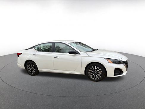 Used 2025 Nissan Altima 2.5 SV image 3