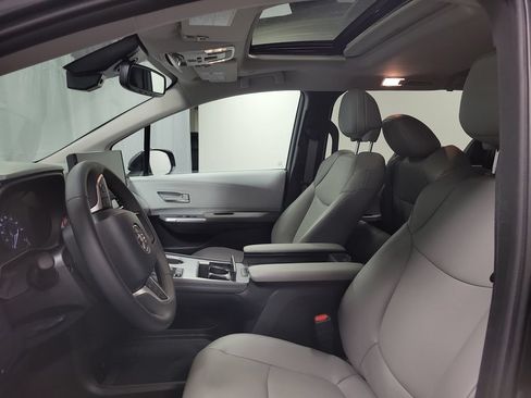 Used 2025 Toyota Sienna XLE AWD/4WD image 12
