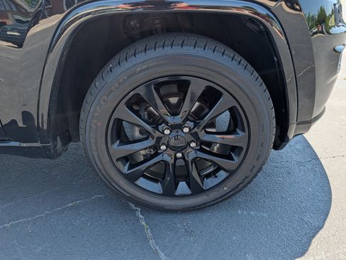 Used 2017 Jeep Grand Cherokee Altitude AWD/4WD image 31