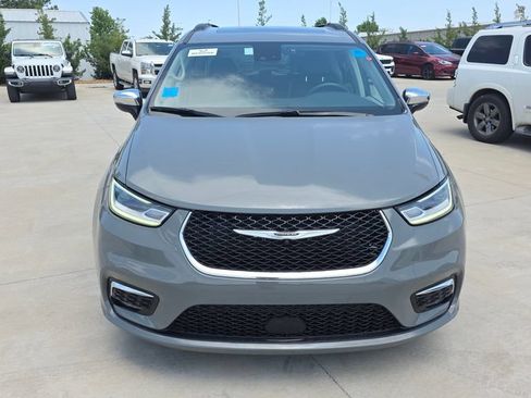 Used 2023 Chrysler Pacifica Limited FWD image 8
