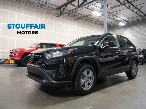 Used 2022 Toyota RAV4 LE AWD/4WD image 2