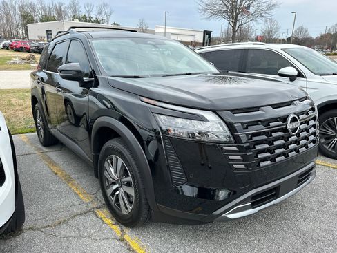 New 2026 Nissan Pathfinder SL image 3