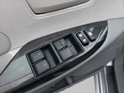 Used 2013 Toyota Sienna LE w/ Towing Pkg image 19