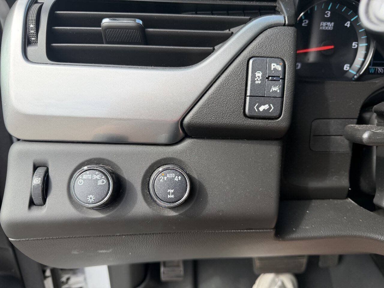 Used 2018 Chevrolet Suburban LT AWD/4WD image 19