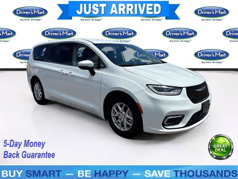 Used 2023 Chrysler Pacifica Touring-L FWD image 1