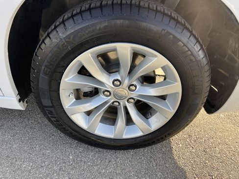 Certified 2023 Chrysler 300 Touring image 13