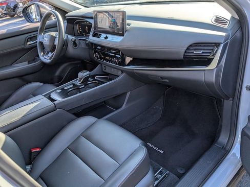 Certified 2025 Nissan Rogue SL FWD image 17