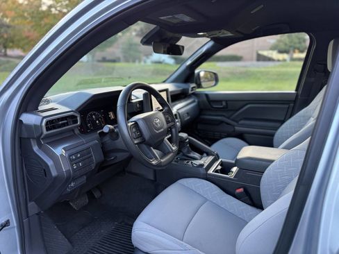 Used 2025 Toyota Tacoma SR5 AWD/4WD image 12