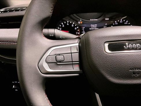 Used 2025 Jeep Compass Trailhawk AWD/4WD image 17