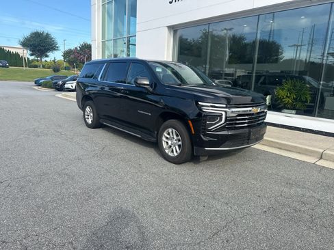 Used 2025 Chevrolet Suburban LT RWD image 3
