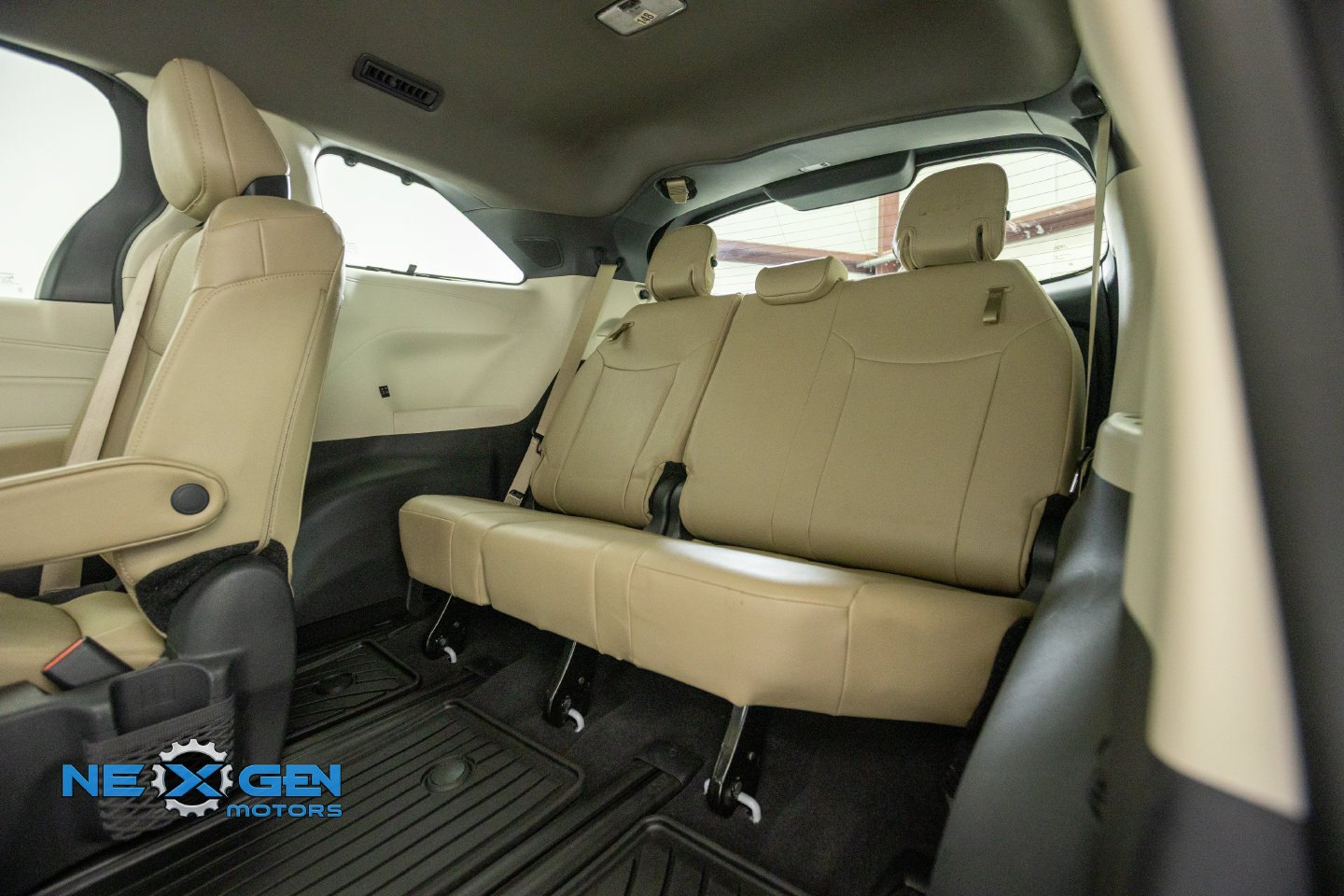 Used 2024 Toyota Sienna Limited AWD/4WD image 30