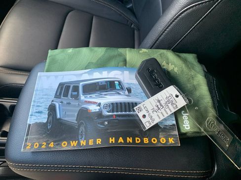 Used 2024 Jeep Wrangler Unlimited Sahara AWD/4WD image 9