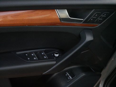 Used 2023 Audi Q5 e Premium w/ Convenience Package image 19