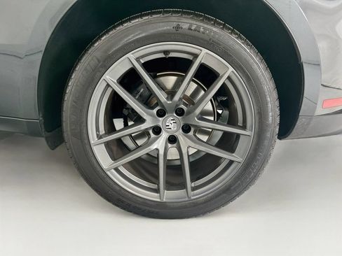 Certified 2025 Porsche Macan AWD/4WD image 31