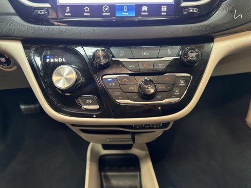 Used 2022 Chrysler Pacifica Touring-L image 22