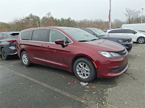 Used 2023 Chrysler Voyager LX image 10