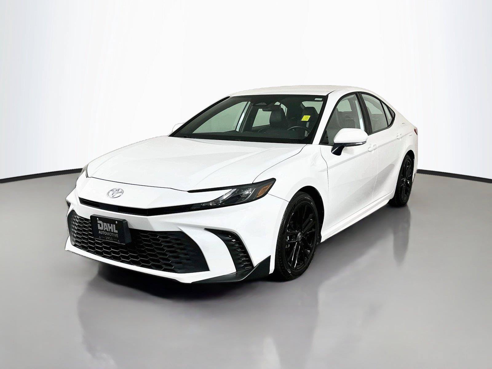 Used 2025 Toyota Camry SE FWD image 4