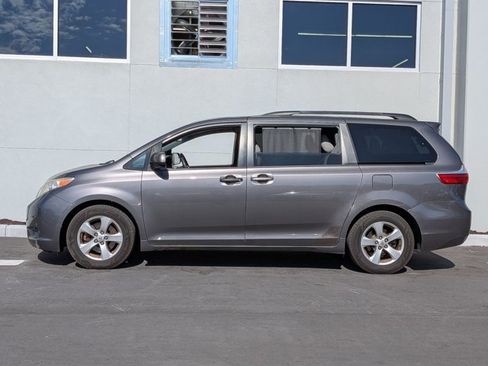 Used 2015 Toyota Sienna LE FWD image 2