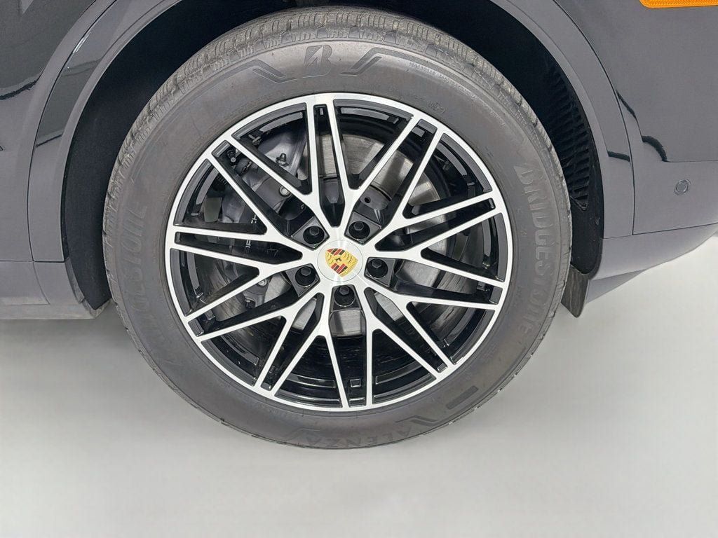 Certified 2024 Porsche Cayenne Coupe AWD/4WD image 36