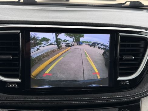 Used 2024 Chrysler Pacifica Limited image 26