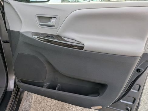 Used 2018 Toyota Sienna XLE Premium image 36