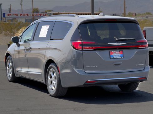 Used 2022 Chrysler Pacifica Limited FWD image 3