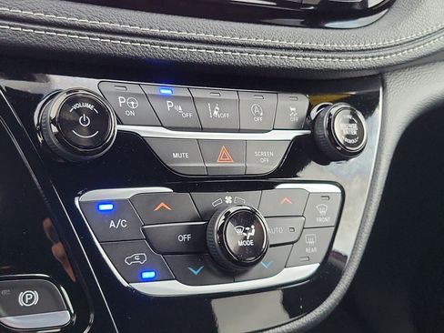 Used 2021 Chrysler Pacifica Touring-L w/ Premium & Safety Sphere Group FWD image 22