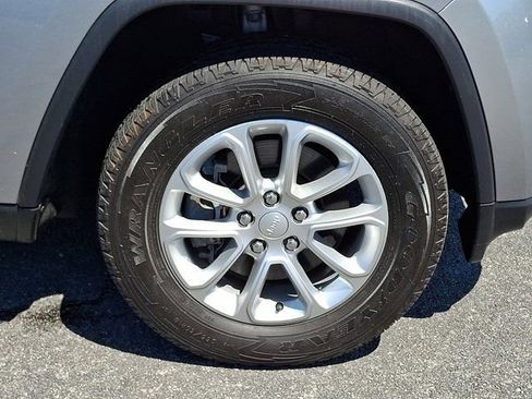 Certified 2021 Jeep Grand Cherokee Laredo X AWD/4WD image 11