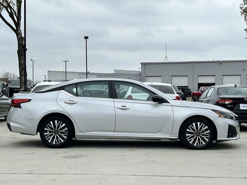 Used 2024 Nissan Altima 2.5 SV FWD image 3