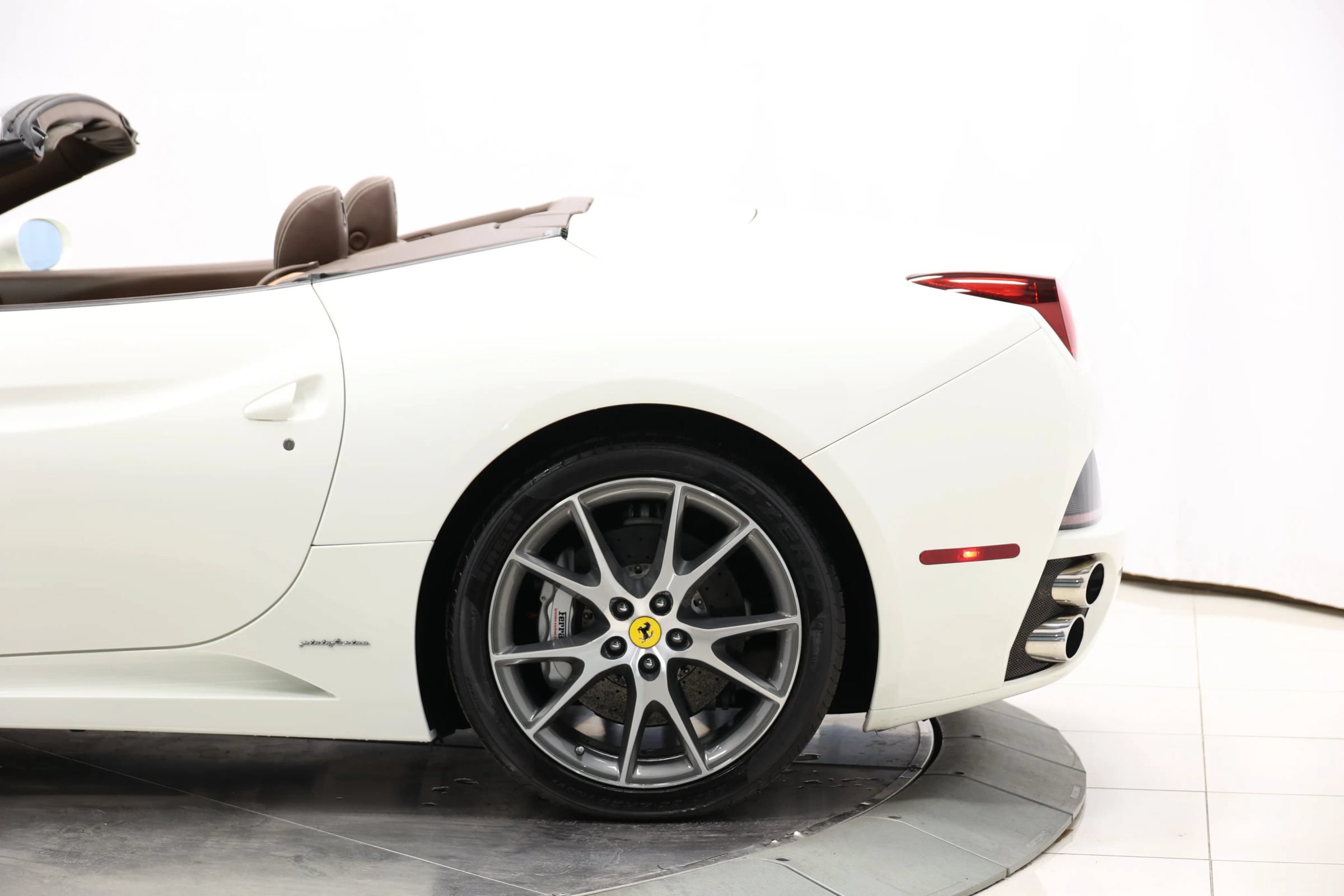 Used 2010 Ferrari California RWD image 11