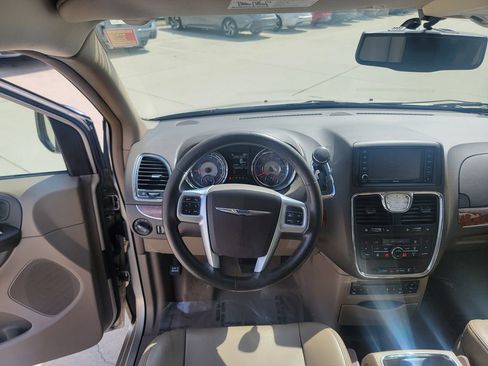 Used 2013 Chrysler Town & Country Touring-L w/ Entertainment Group #2 FWD image 19