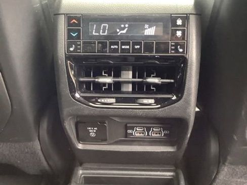 Used 2023 Jeep Grand Cherokee L Limited AWD/4WD image 19
