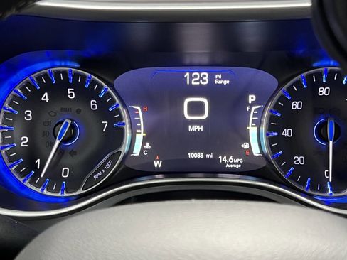 Used 2023 Chrysler Pacifica Touring-L w/ Uconnect Theater Family Group image 30