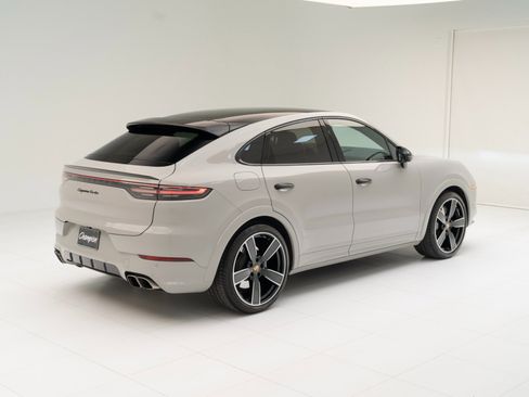 Certified 2022 Porsche Cayenne Turbo image 9