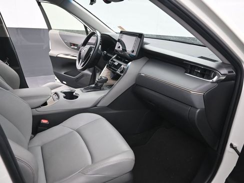 Used 2022 Toyota Venza XLE image 16