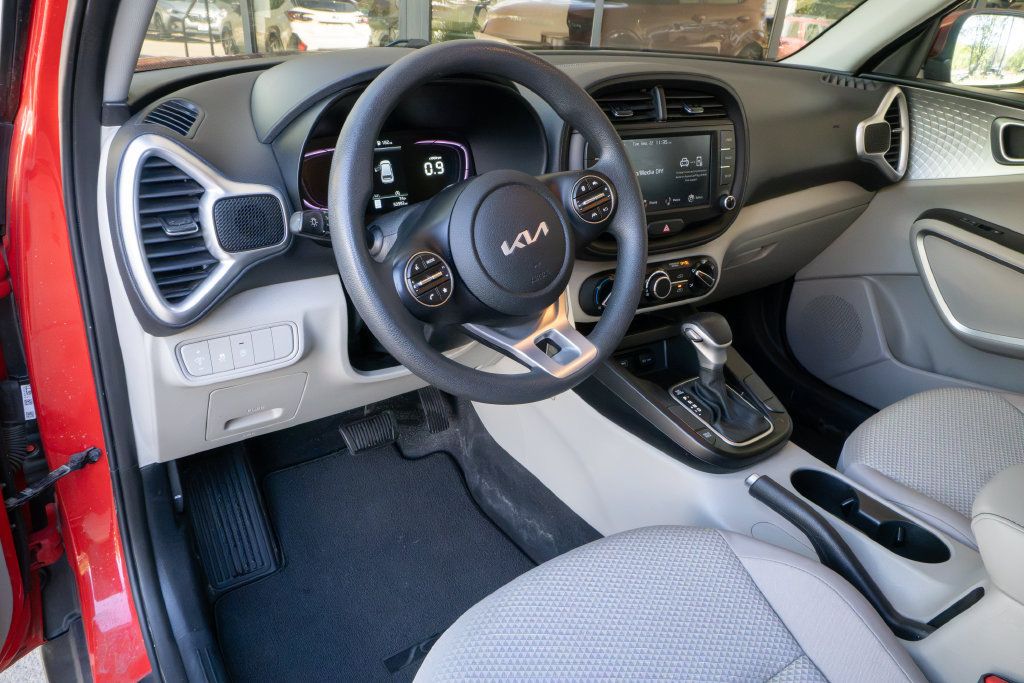 Used 2023 Kia Soul LX FWD image 9