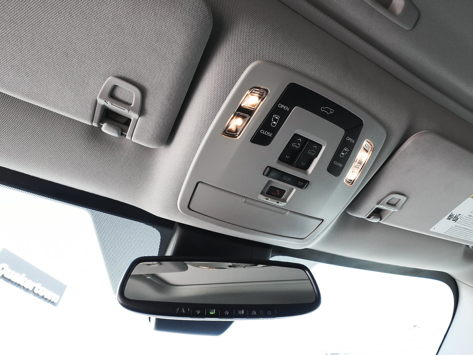 Used 2025 Toyota Sienna XLE FWD image 30