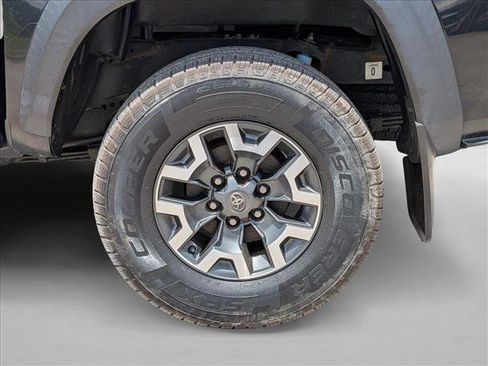Used 2017 Toyota Tacoma TRD Off-Road w/ Premium & Technology Package RWD image 3