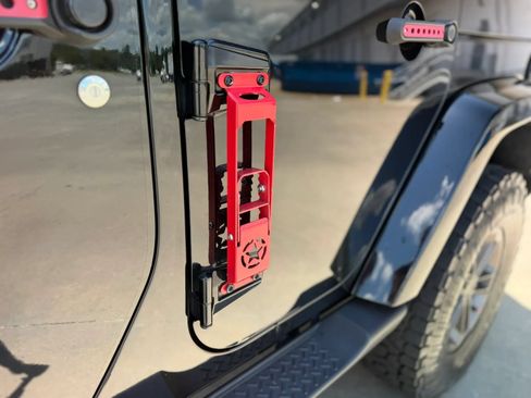 Used 2017 Jeep Wrangler Unlimited Sahara AWD/4WD image 16