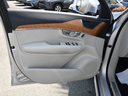 Used 2021 Volvo XC90 T6 Momentum w/ Advanced Package image 9