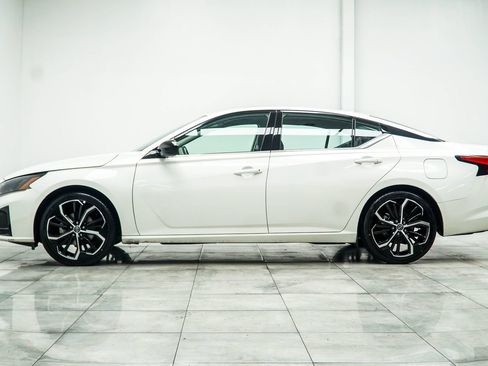 Used 2024 Nissan Altima 2.5 SR FWD image 9