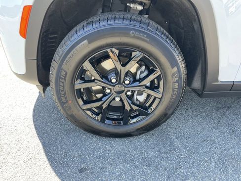 Used 2026 Jeep Grand Cherokee Altitude AWD/4WD image 9