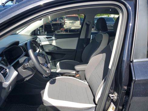 Used 2025 Volkswagen Taos SE w/ Panoramic Sunroof Package image 23